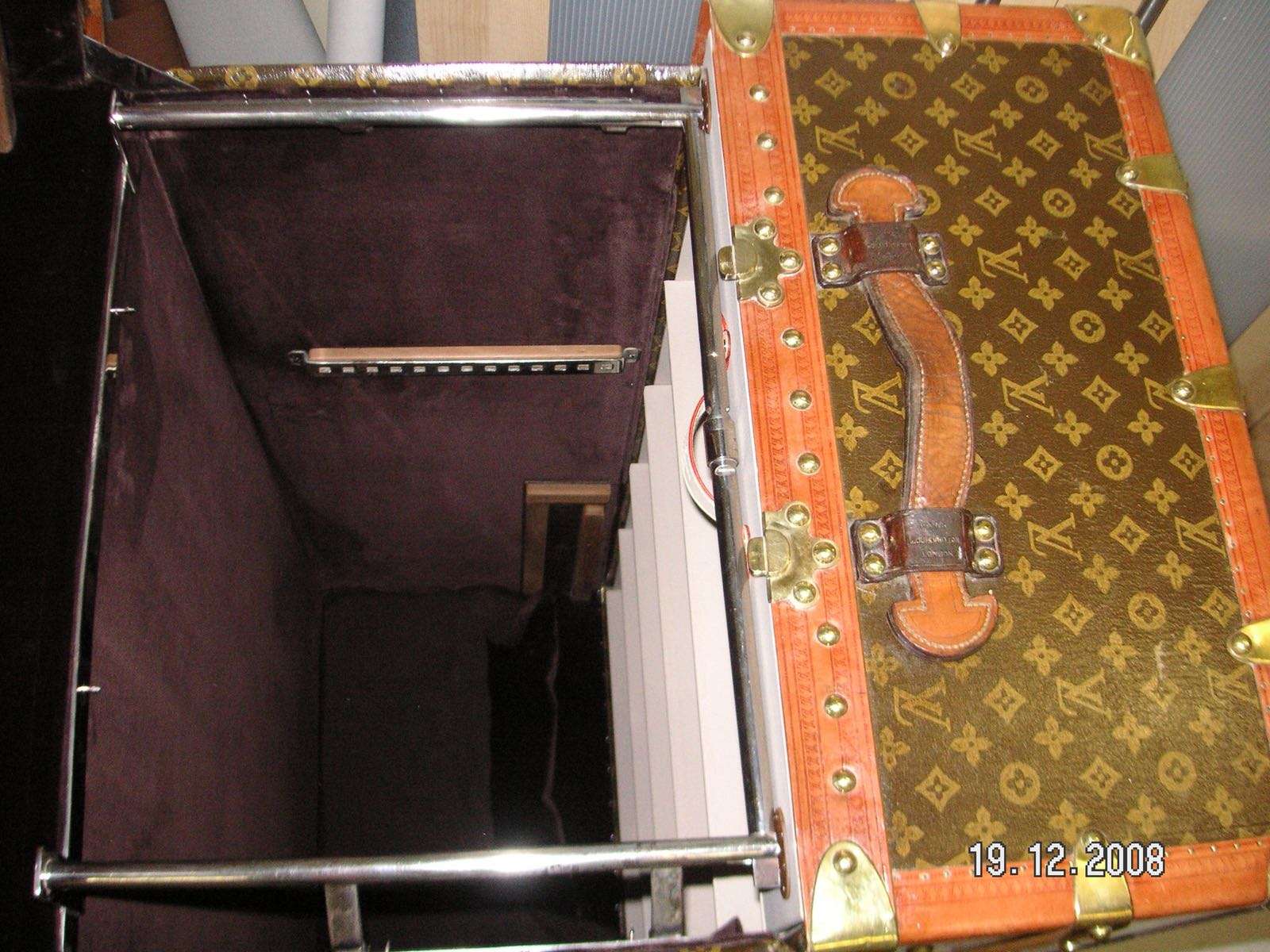 Dunkelbrauner Samt komplett ersetzt