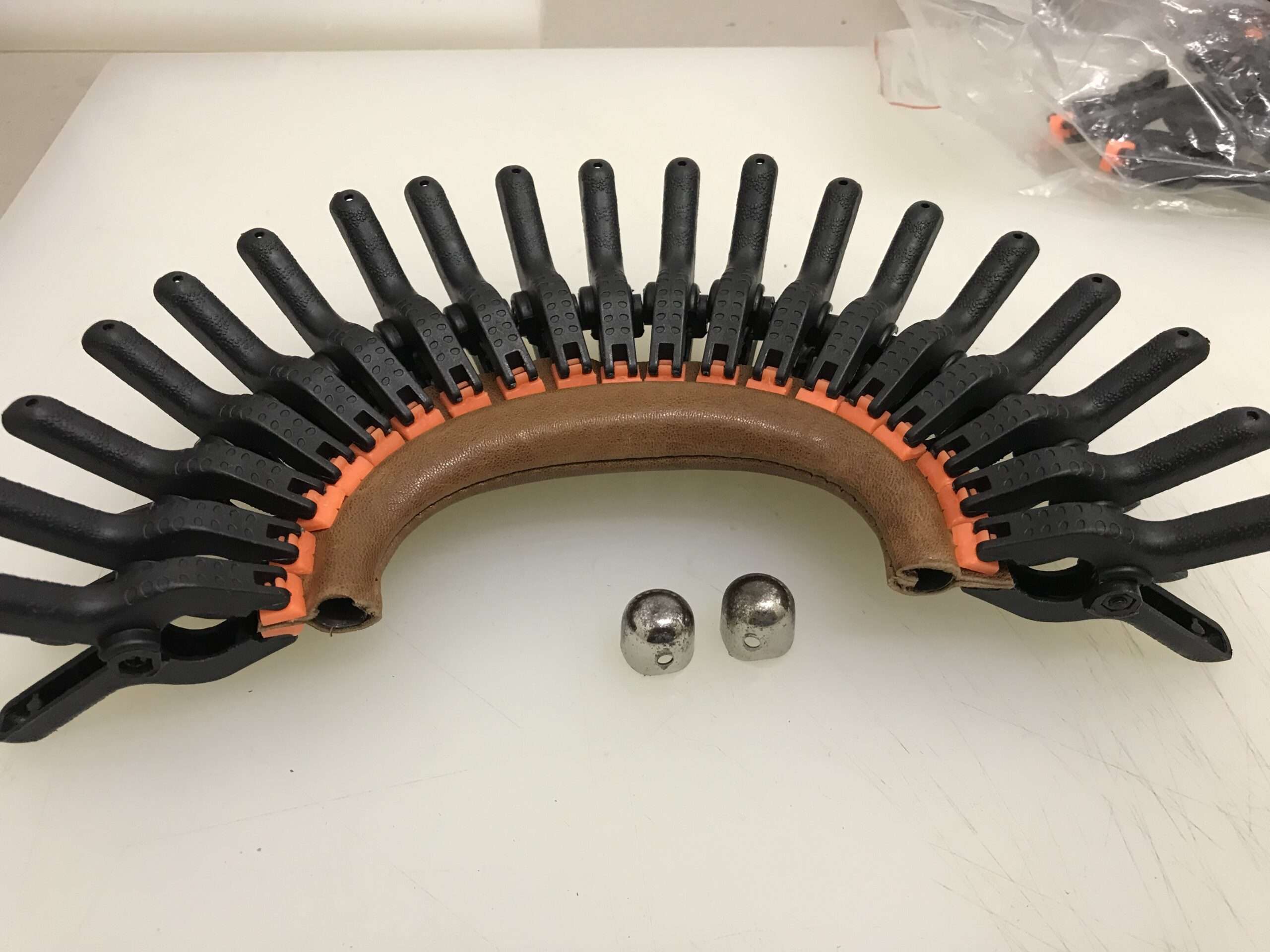 Vorbereitung für die Handnaht am Griff der Marmotte